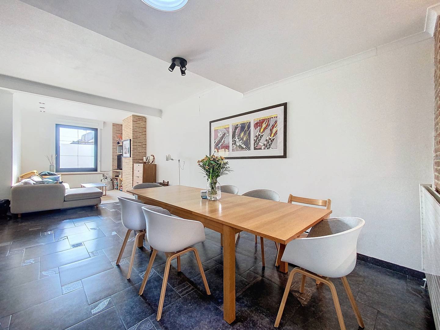 Eetkamer met grote tafel
