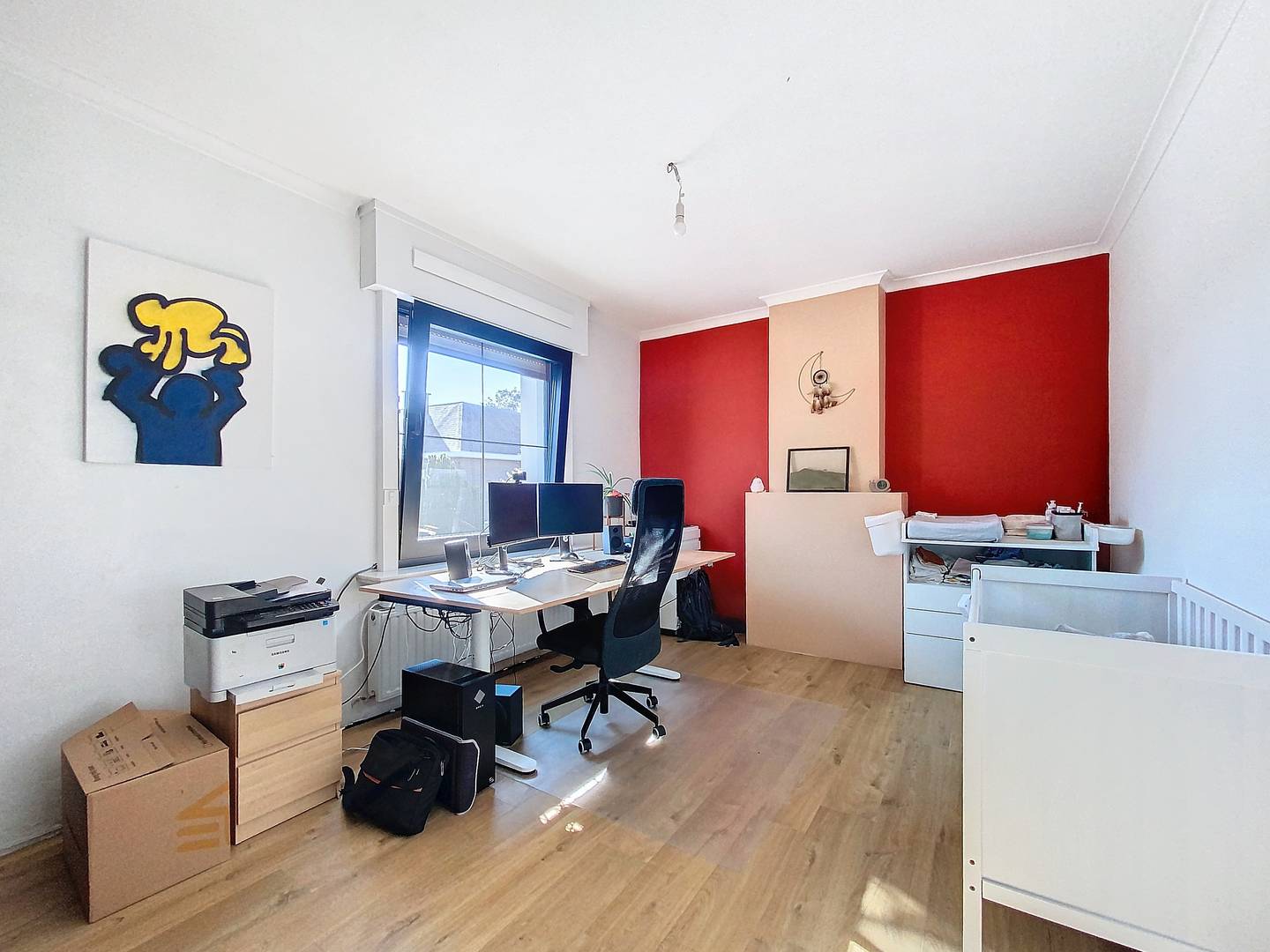 Slaapkamer onder het dak met dakraam en kastenwand