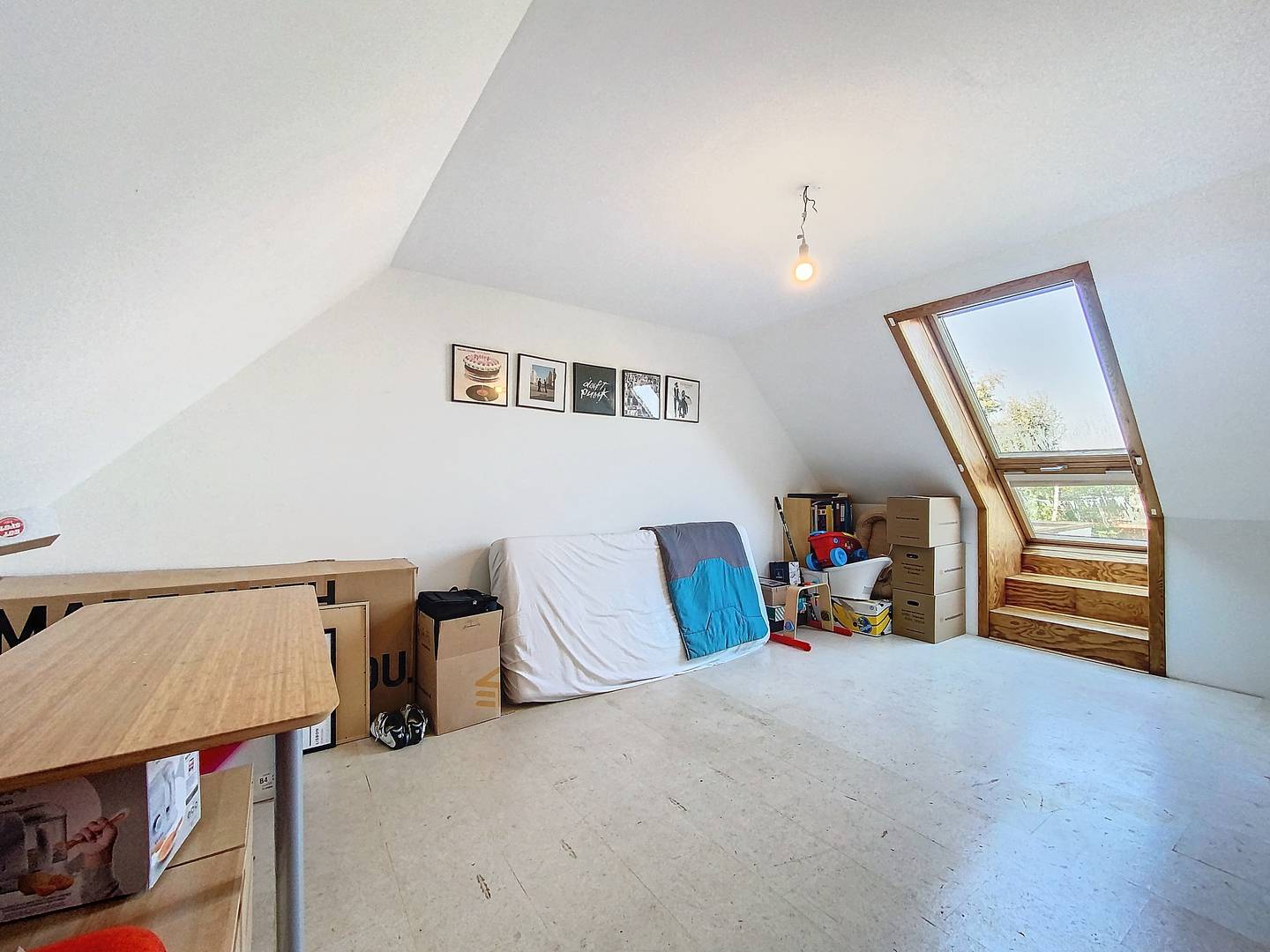 Slaapkamer onder het dak met dakraam