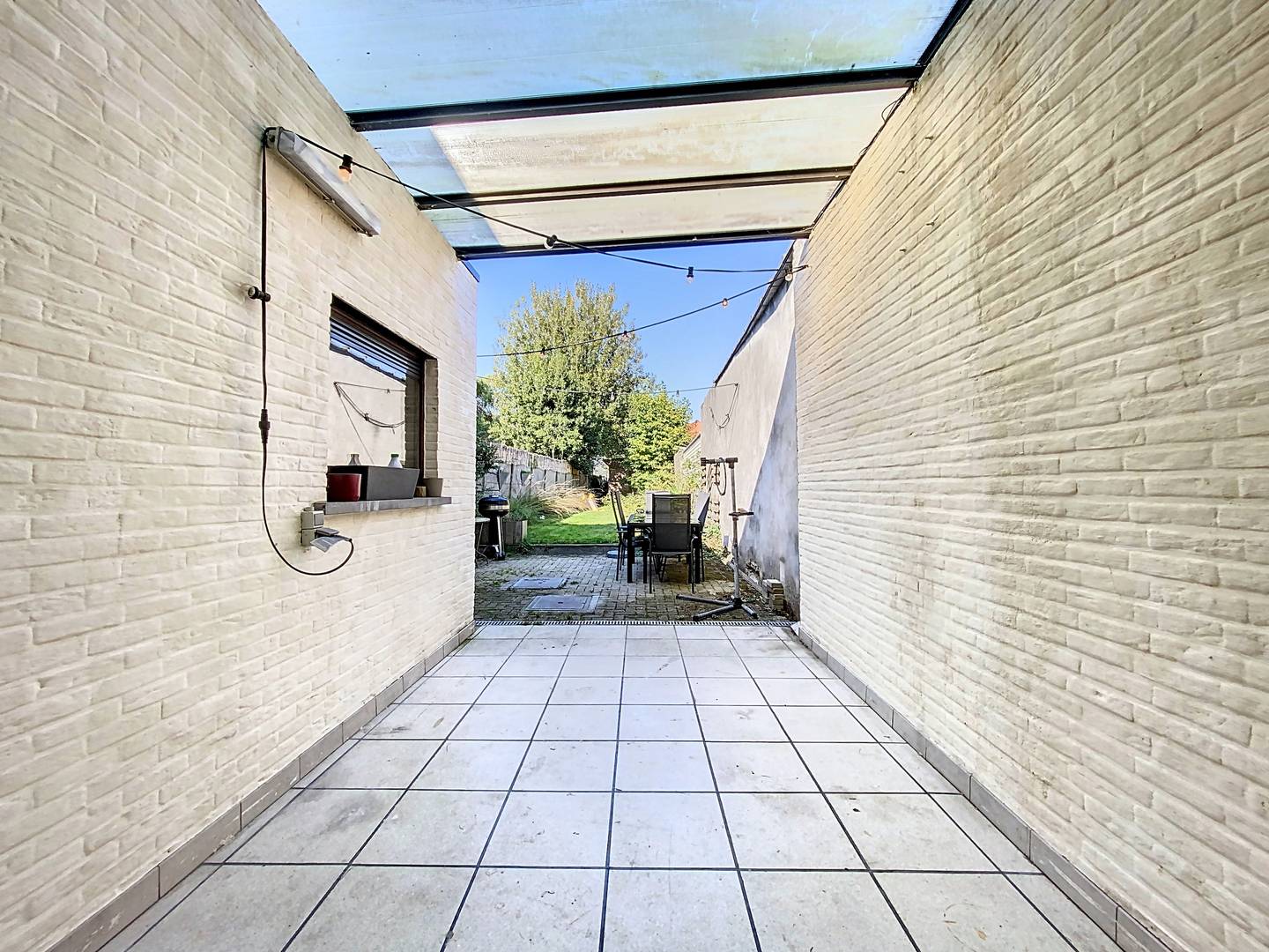 Overdekt terras achteraan het huis
